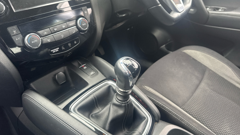 Nissan Qashqai 1.3 DiG-T Acenta Premium 5dr Petrol Hatchback